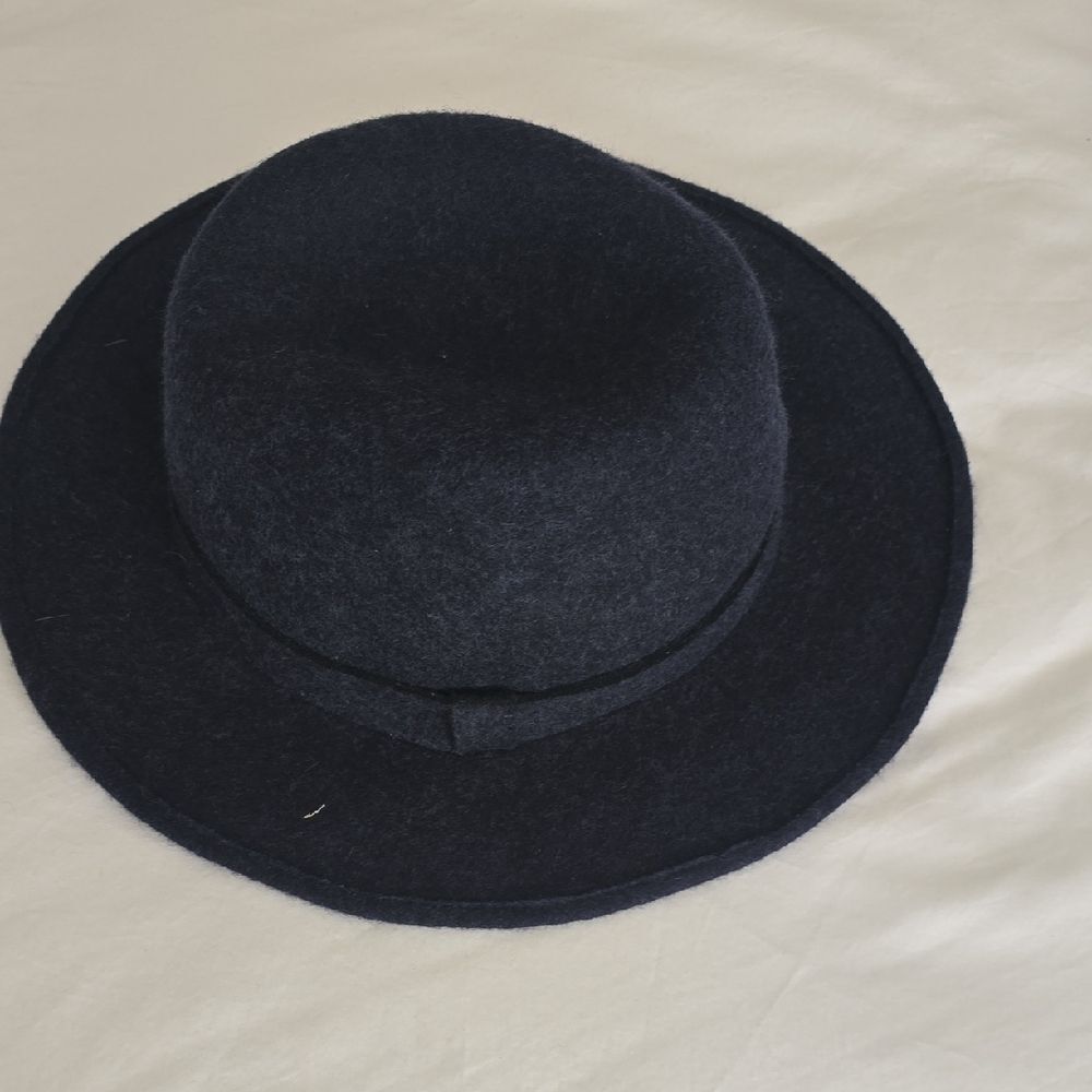 Saks Fifth Avenue Navy Felt Hat‎
